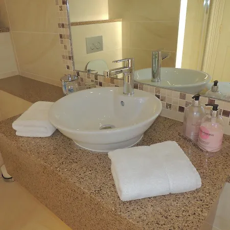 St Kyrans فندق فرجينيا